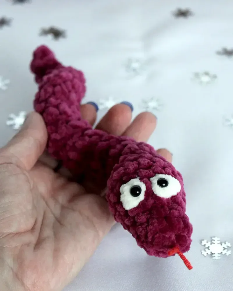 Мягкая вязаная игрушка «Змейка» глазастая — Винный