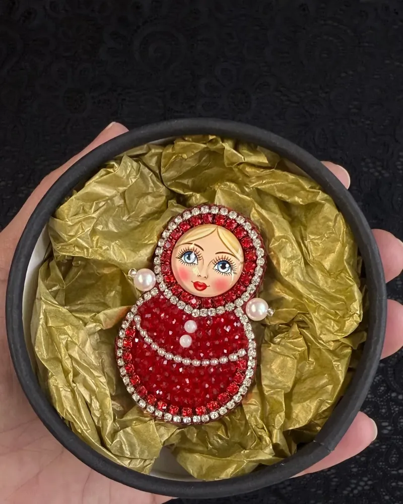 Красная брошь «Неваляшка»