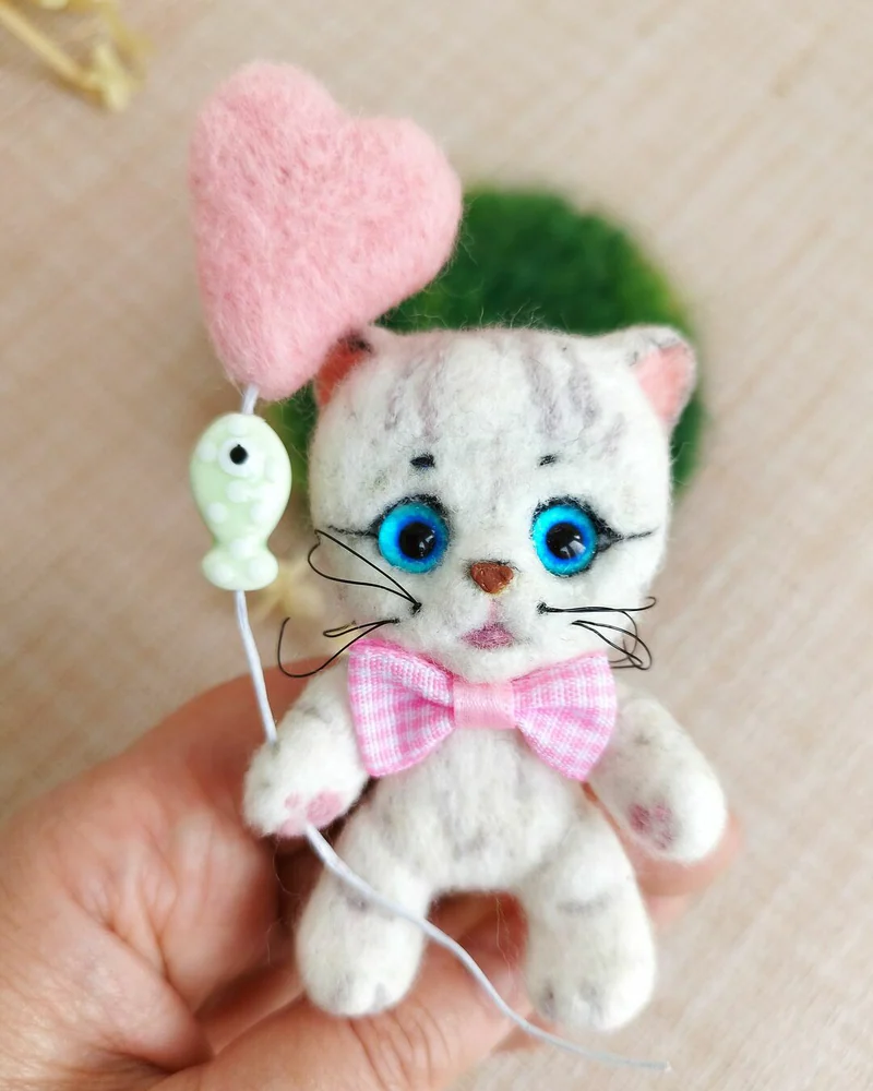 Белый котик с сердечком, Игрушка из шерсти котенок