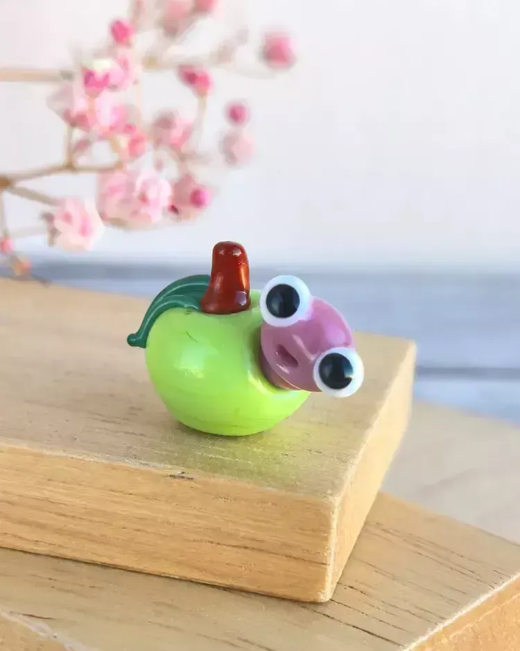 Миниатюрная стеклянная фигурка Яблоко с червячком в технике Lampwork — Высота 10 мм