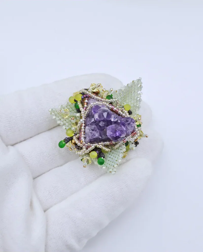 Брошь ручной работы с аметистом и Swarovski