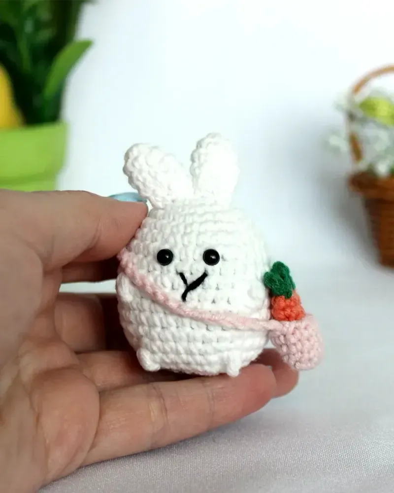 Мягкая вязаная игрушка «Зайчик с сумочкой», белый — Белый