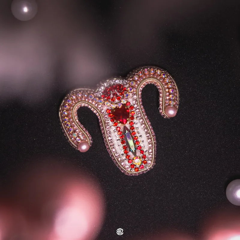 Брошь «Uterus» из бисера