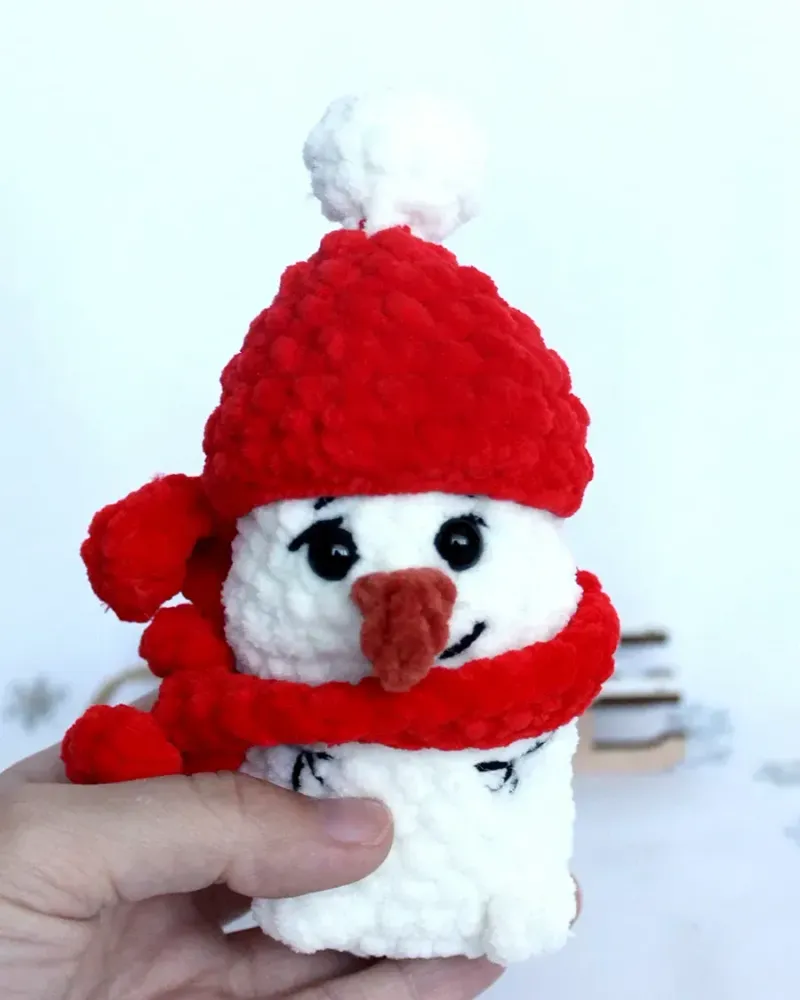 Мягкая вязаная игрушка Снеговик — Белый и красный