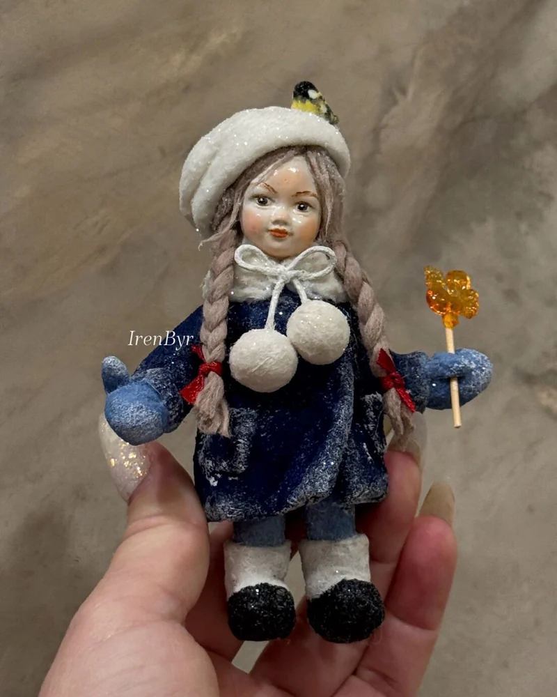 Ватная игрушка Девочка в берете с петушком