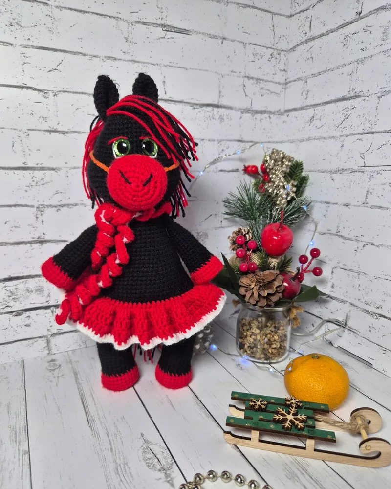 Вязаная игрушка «Модная лошадка» — Чёрная с красной гривой