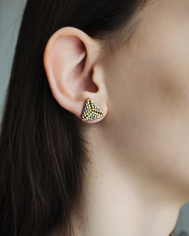 Серьги гвоздики из бисера