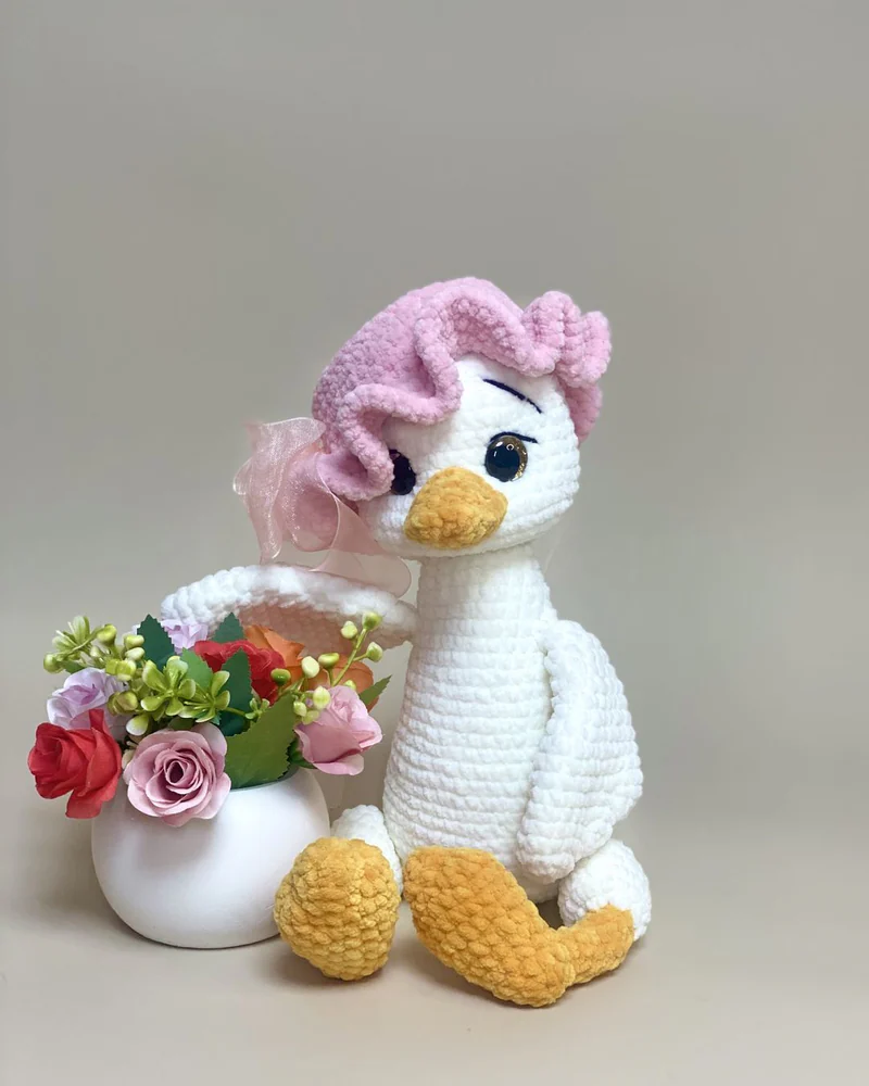 Вязаный белый гусь амигуруми
