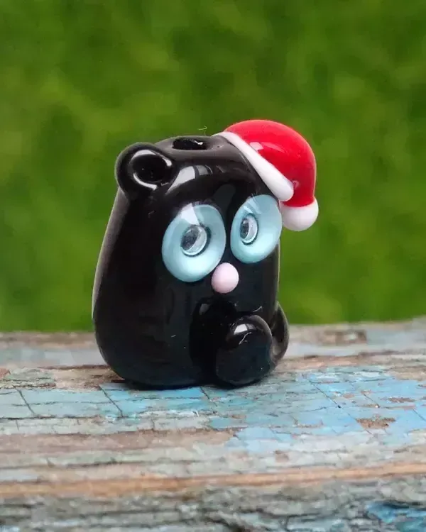 Стеклянная фигурка «Кот в шапке Санты» — Высота 20 мм