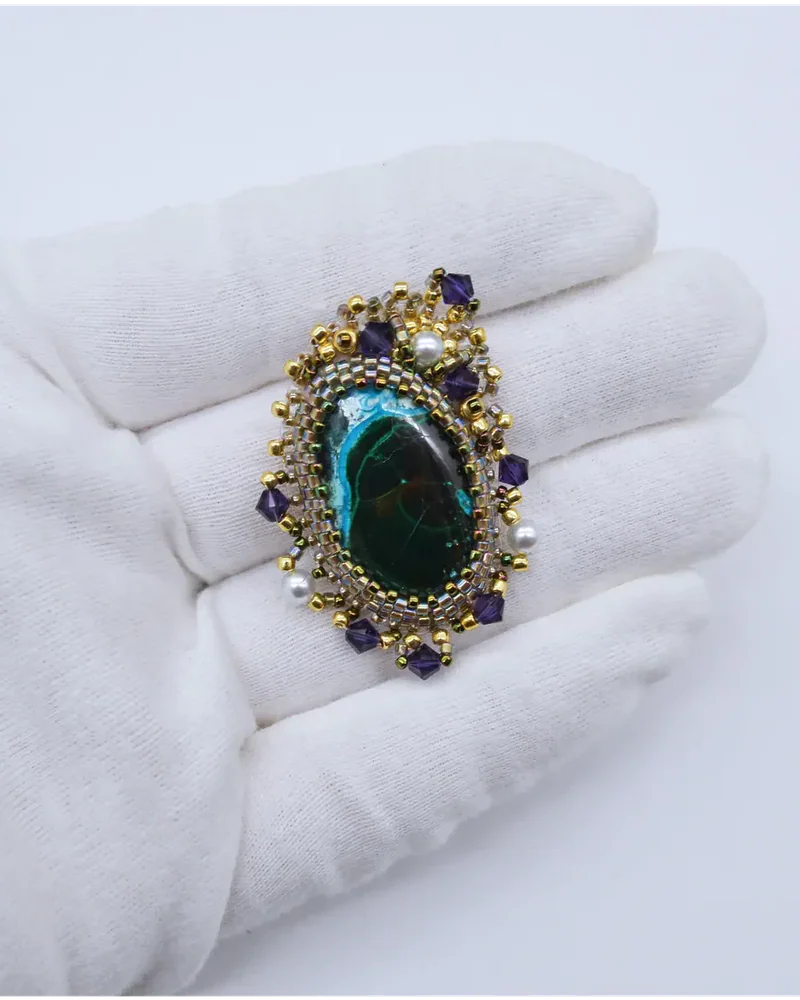 Брошь ручной работы с малахитом и Swarovski