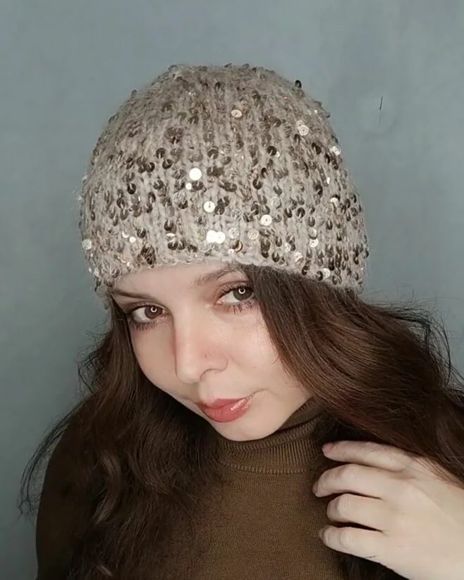 шапочка с пайетками по голове шапка бежевая