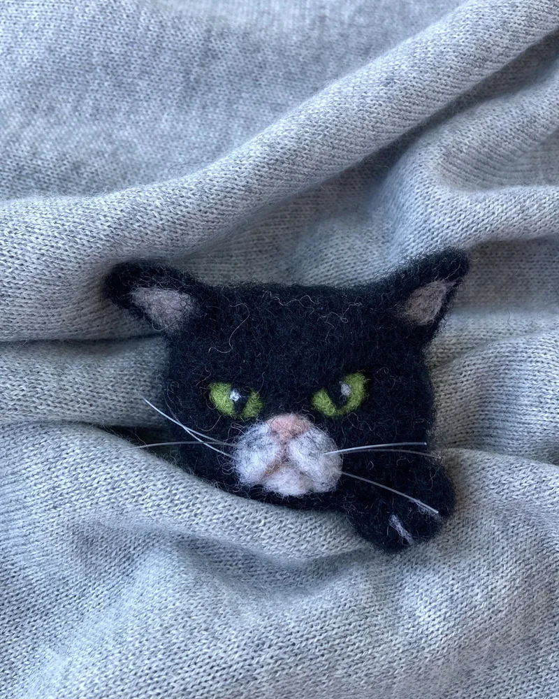 Валяная брошь Злой черный котик