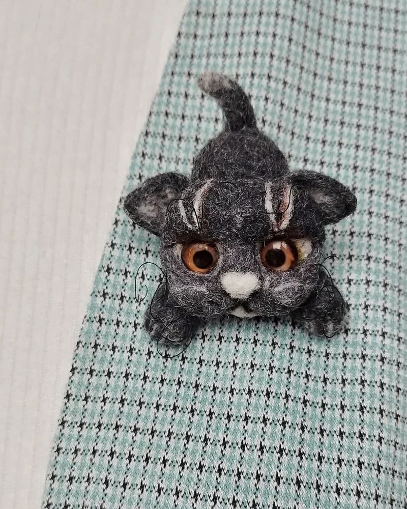 Брошь из шерсти черный кот, брошка валяная, игрушка котик