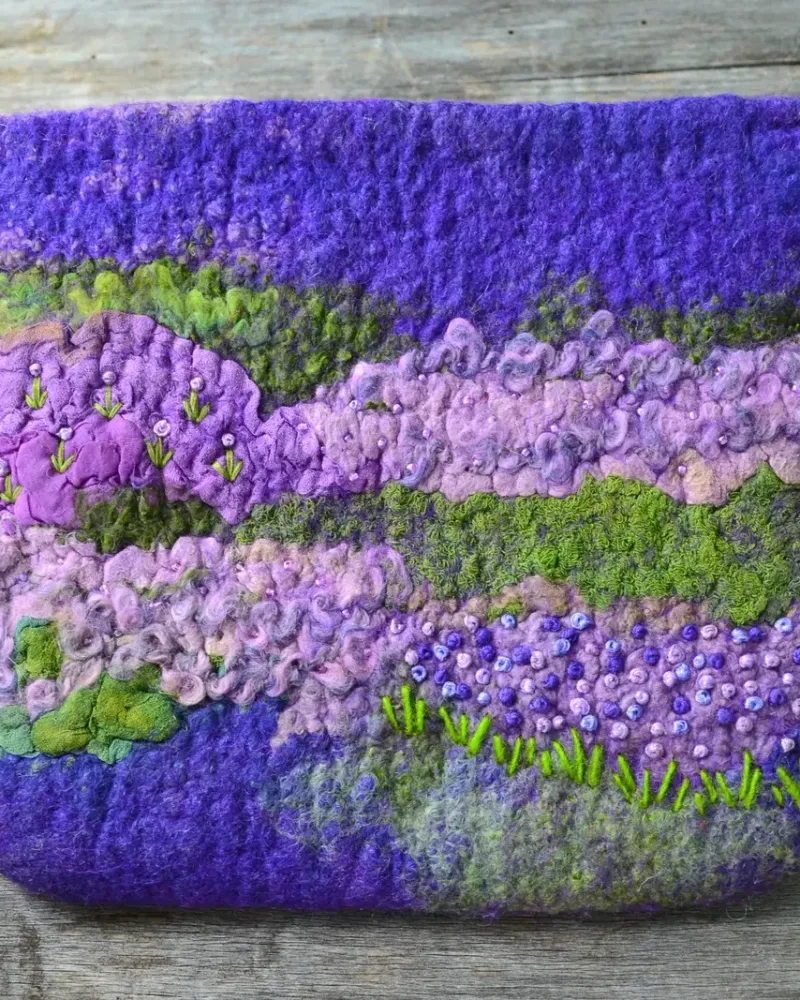 Валяная косметичка с вышивкой — 19×16 см