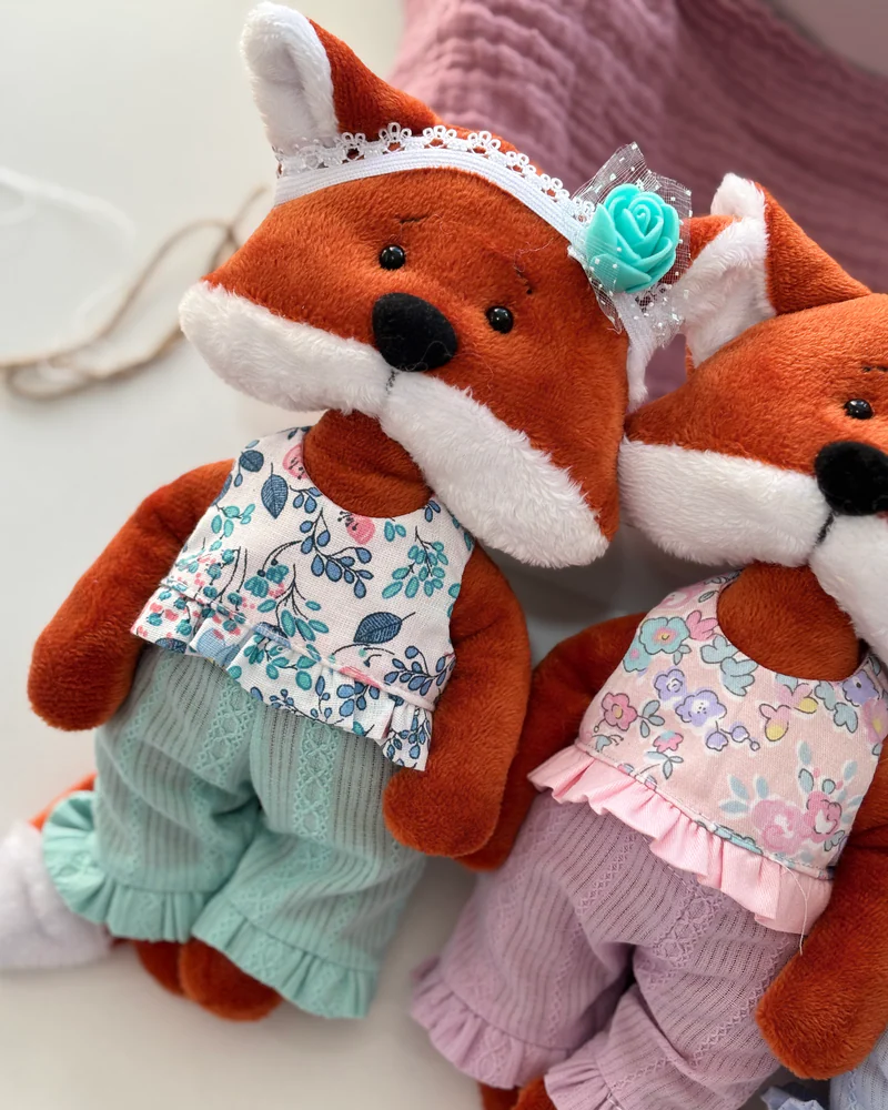 Лисичка игрушка антистресс с гречневой лузгой, игрушка с одеждой — в костюме с рюшами