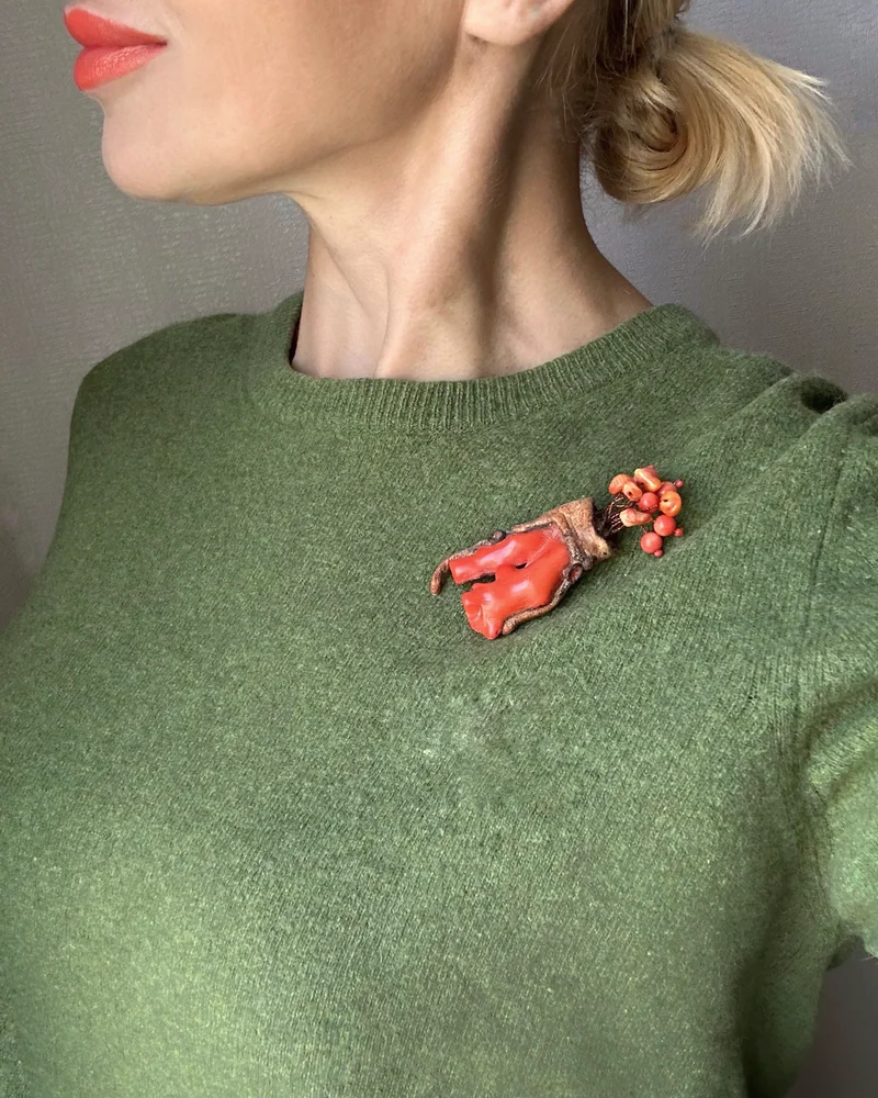 Брошь из коллекции,,Коралловая самба,,.
