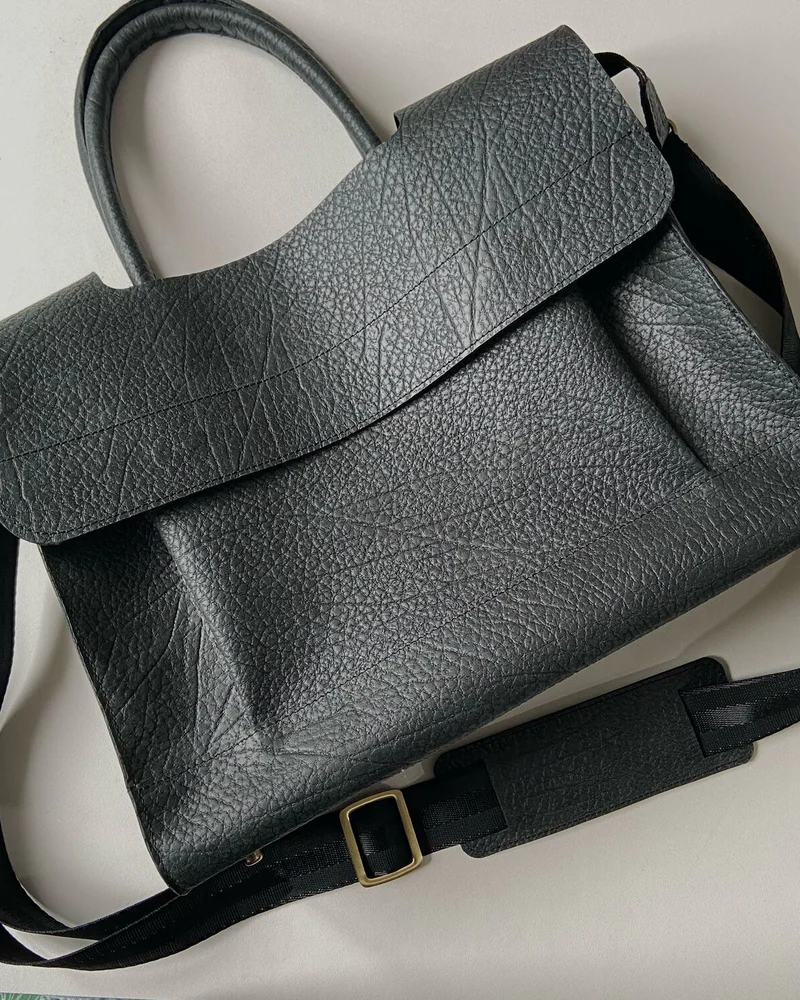 Сумка деловая кожаная, портфель через плечо — Серая
