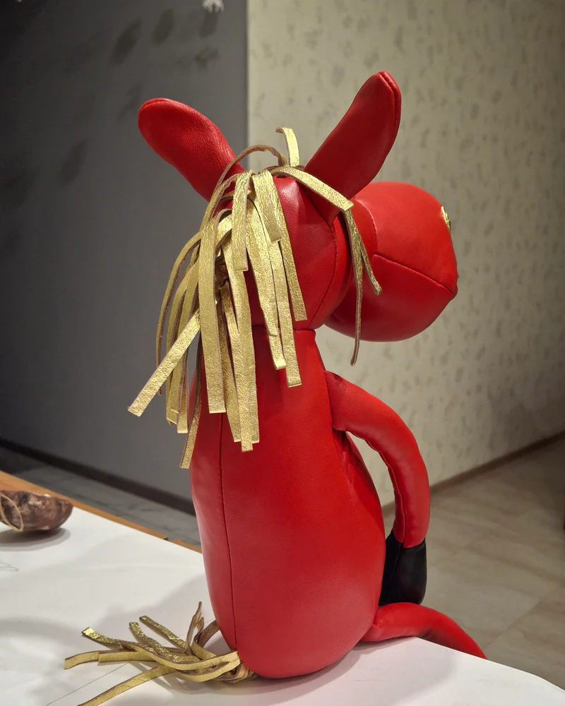 Красный кожаный конь