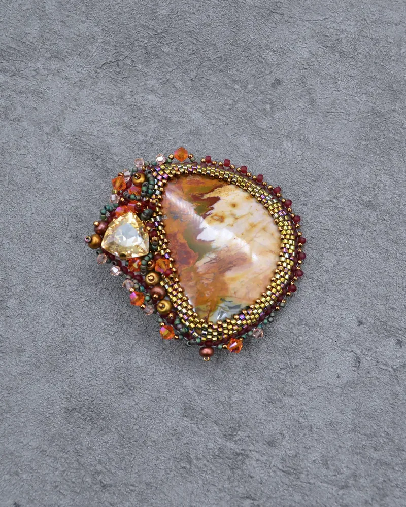 Брошь ручной работы с яшмой и Swarovski