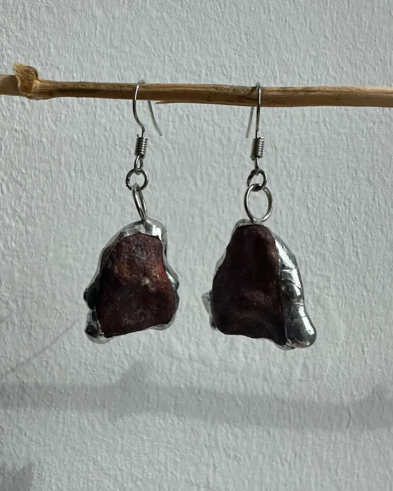 Сережки из боя морской керамики в витражной технике — Бордо