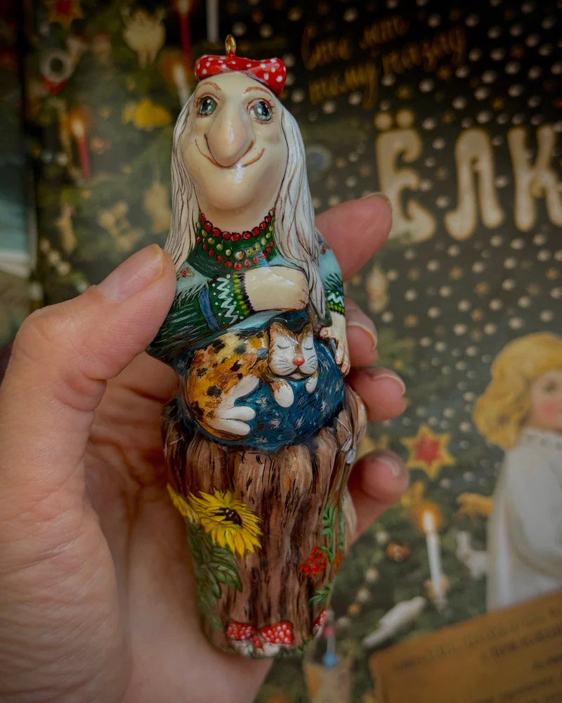 Коричневая ёлочная игрушка «Баба Яга»