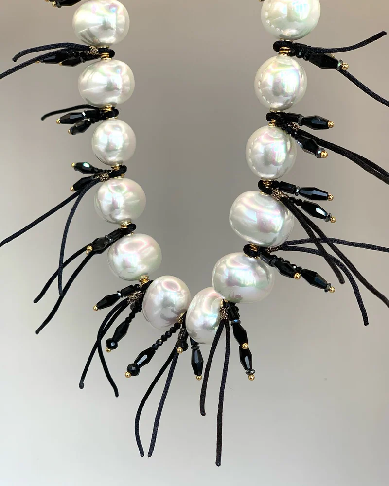 Чёрно-белое колье «Акцент» из жемчуга Майорка и кристаллов Swarovski