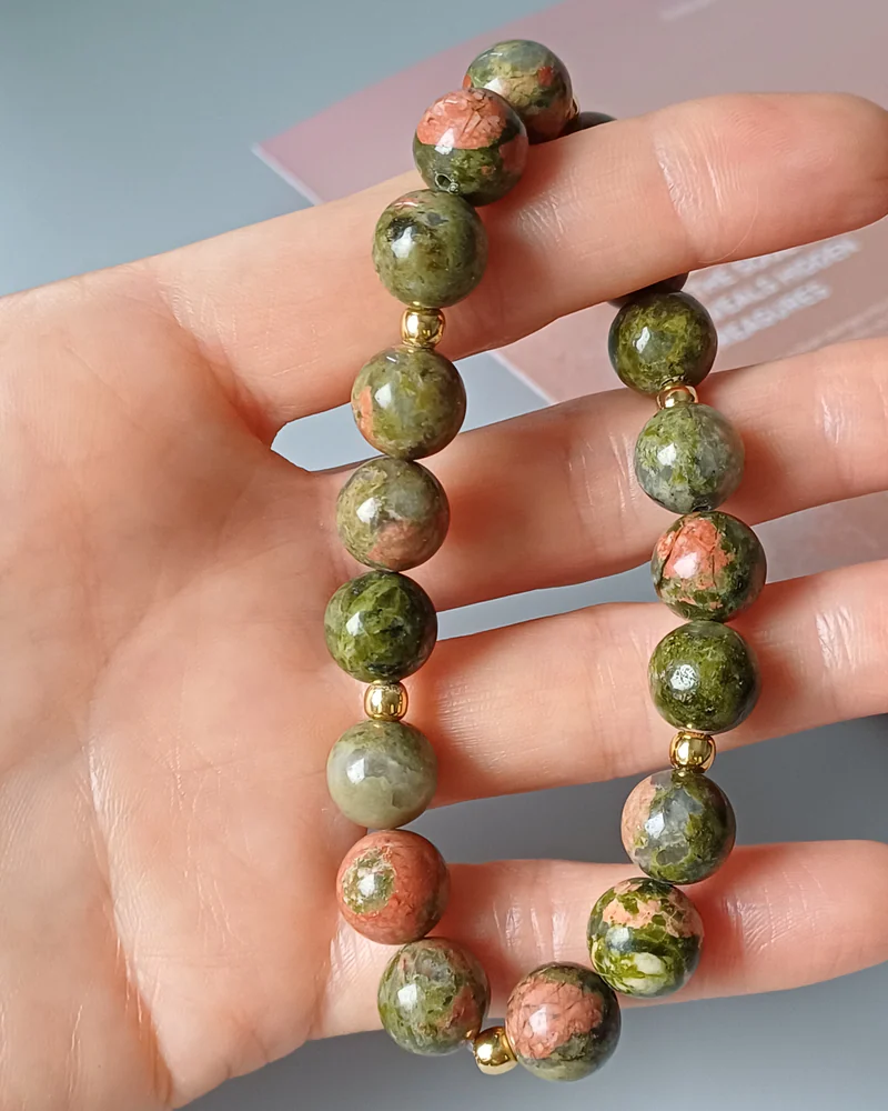 Браслет женский из камня Унакит