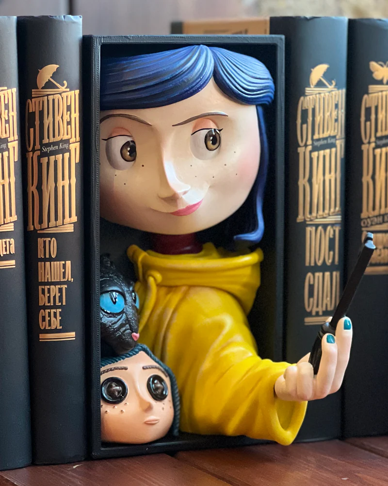 Букнук-фигурка «Коралина» — Разделитель для книг