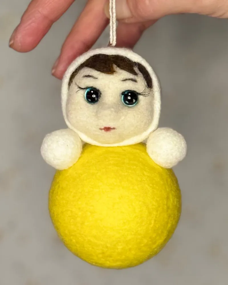 Елочная игрушка - солнечная неваляшка