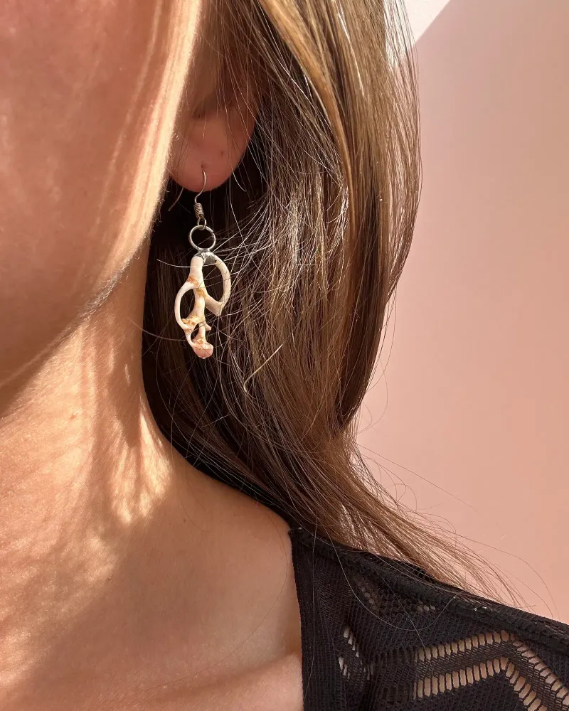 Сережки из коралла и ракушки в витражной технике — Рыже-белый