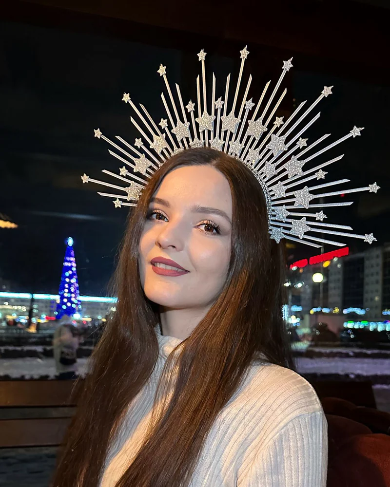 Серебряная корона со звёздами — Серый