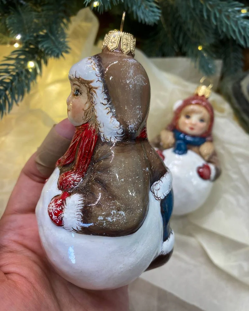 Белая ёлочная игрушка «Мальчик со снежком»