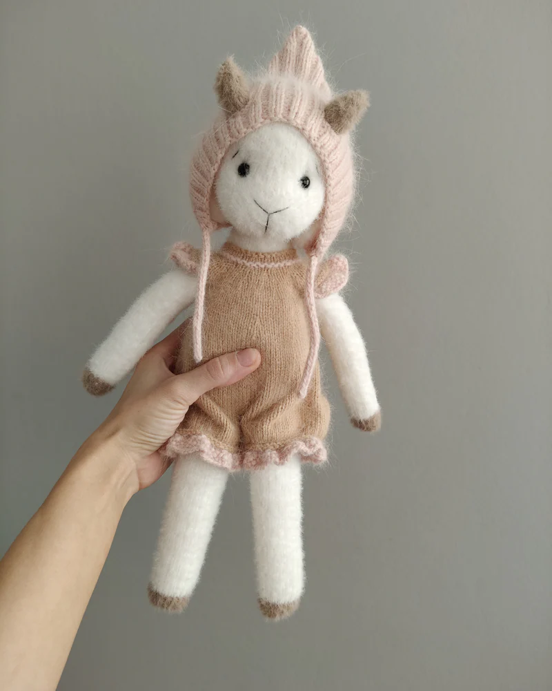 Игрушка козочка в комбинезоне и чепчике — Игрушка козочка