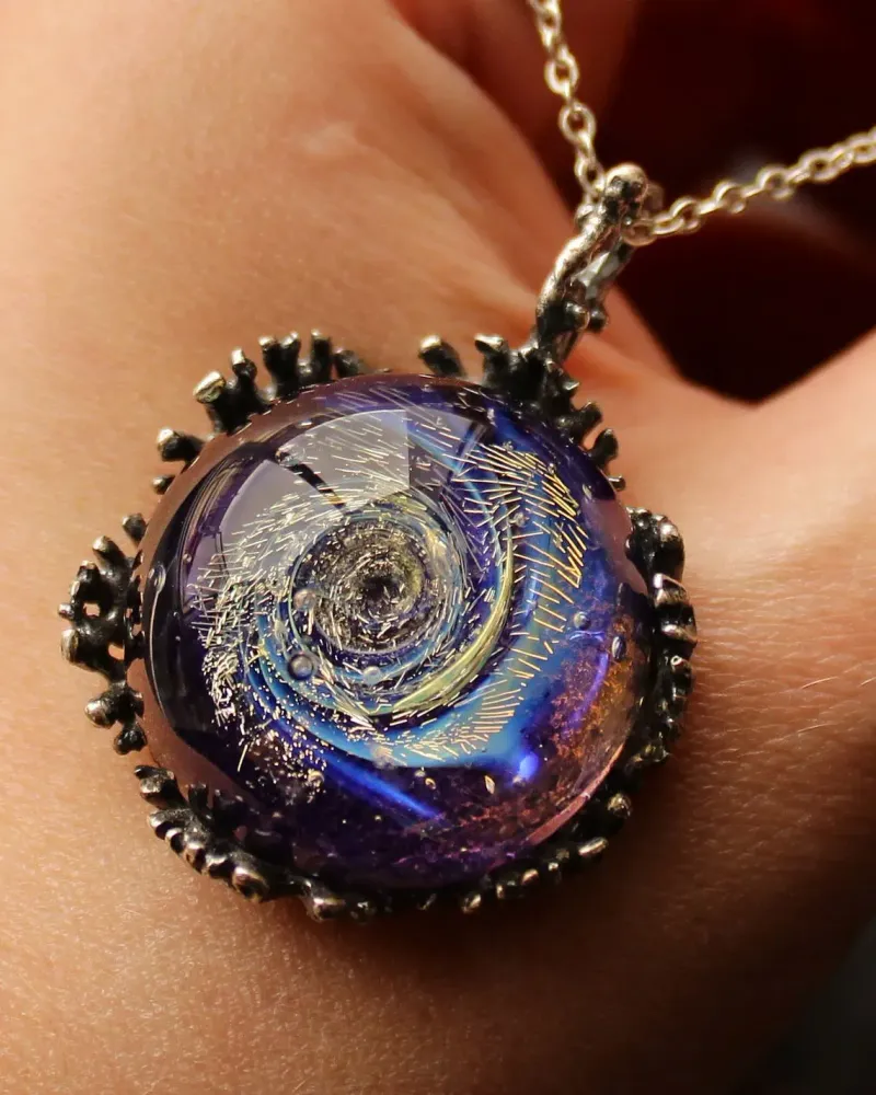 Бесконечная спираль — стеклянный кулон лэмпворк, фиолетовый