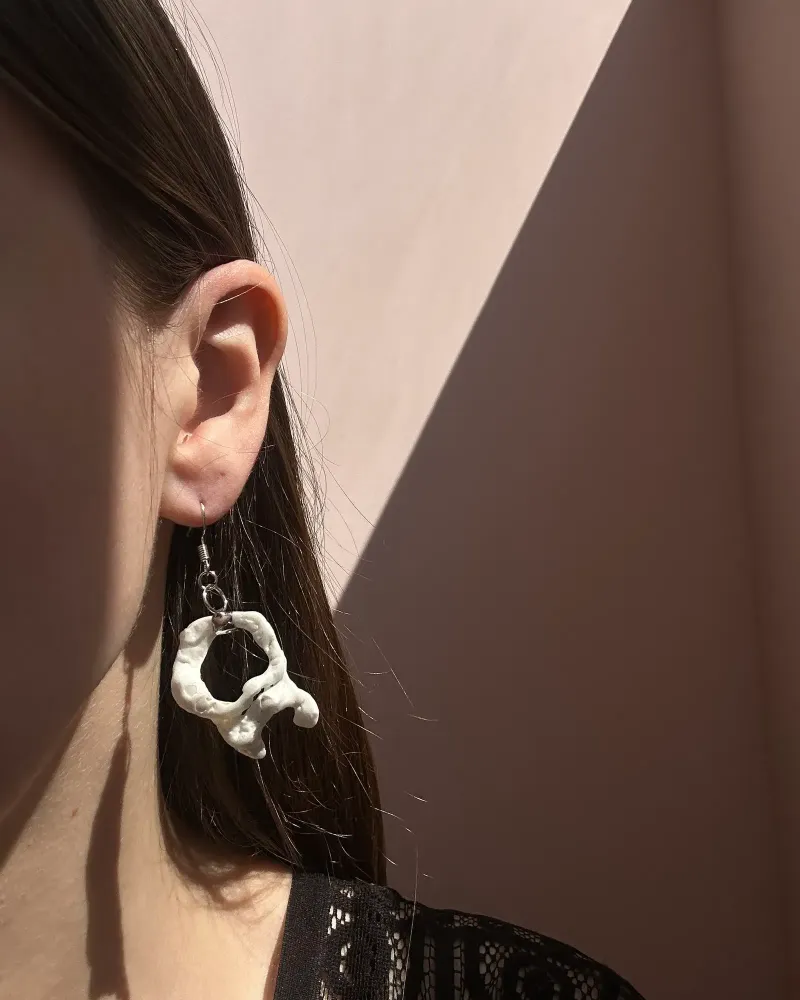 Сережки из фрагментов ракушки в витражной технике — Белая ракушка