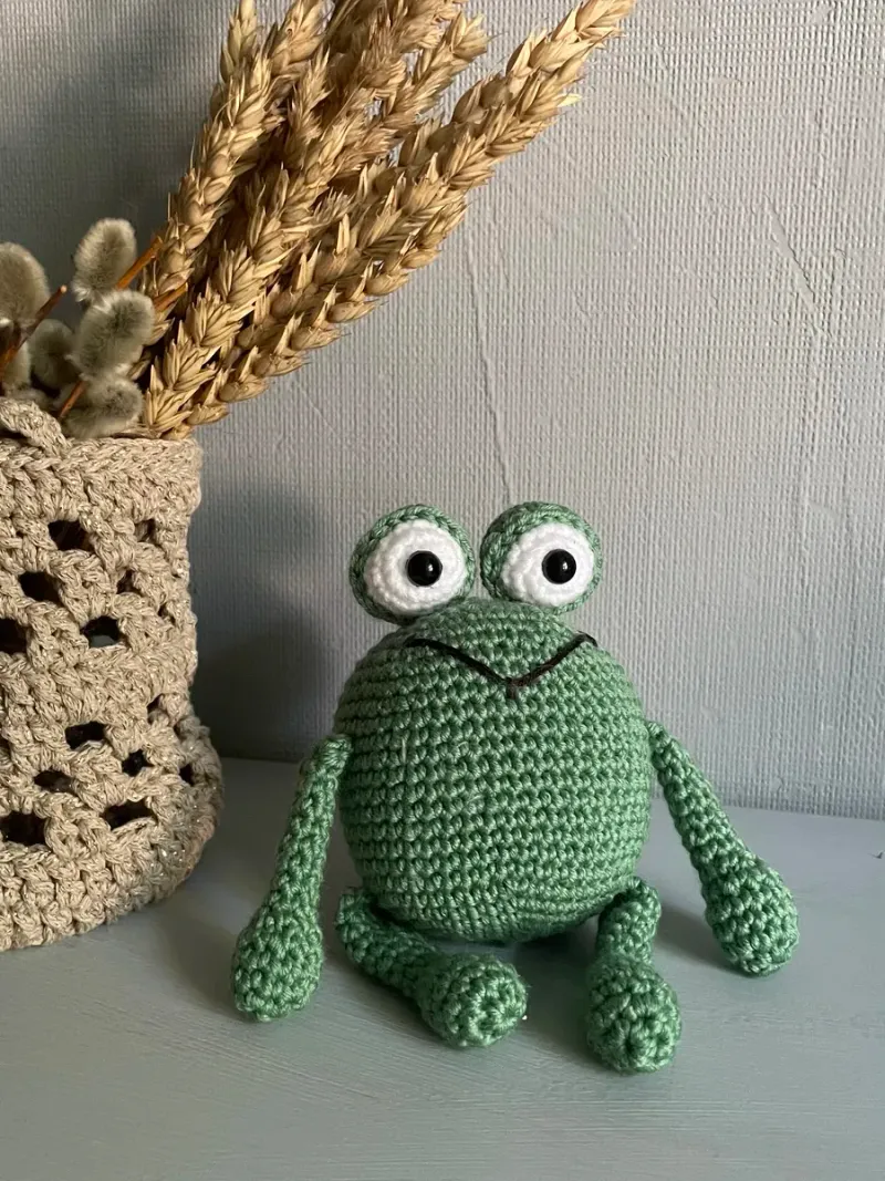 Лягушонок, вязаная игрушка