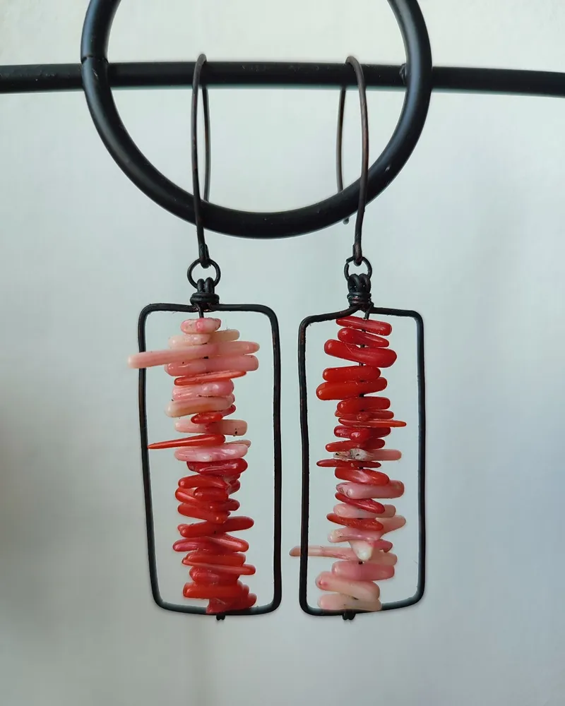 Серьги ручной работы из меди с кораллами