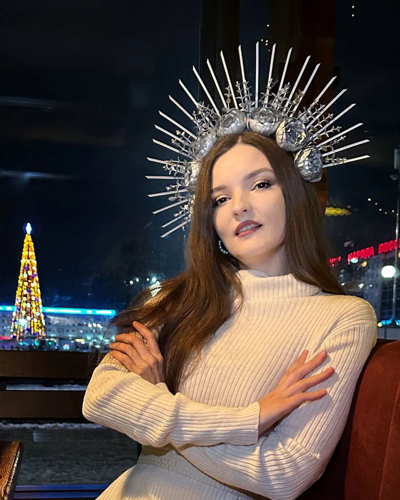 Серебряная корона с цветами и лучами — Серый