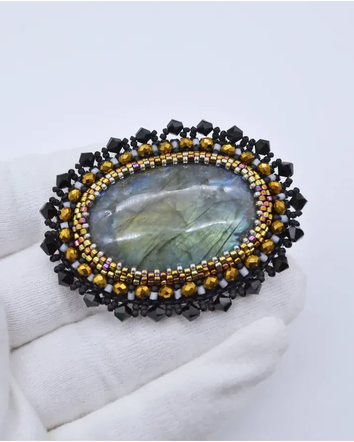 Брошь ручной работы с лабрадором и Swarovski