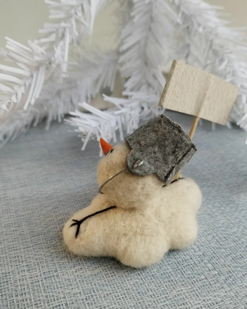 Неунывающий снеговик Валяная игрушка из шерсти