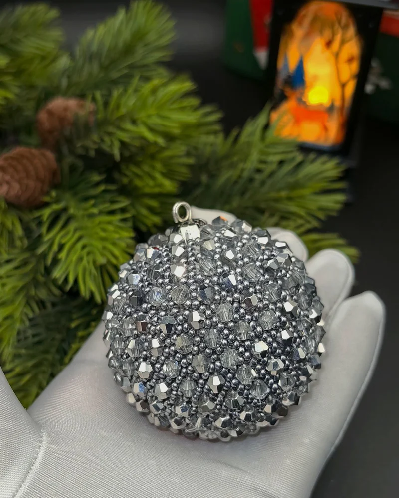 Серебристый Елочный шарик. елочные игрушки