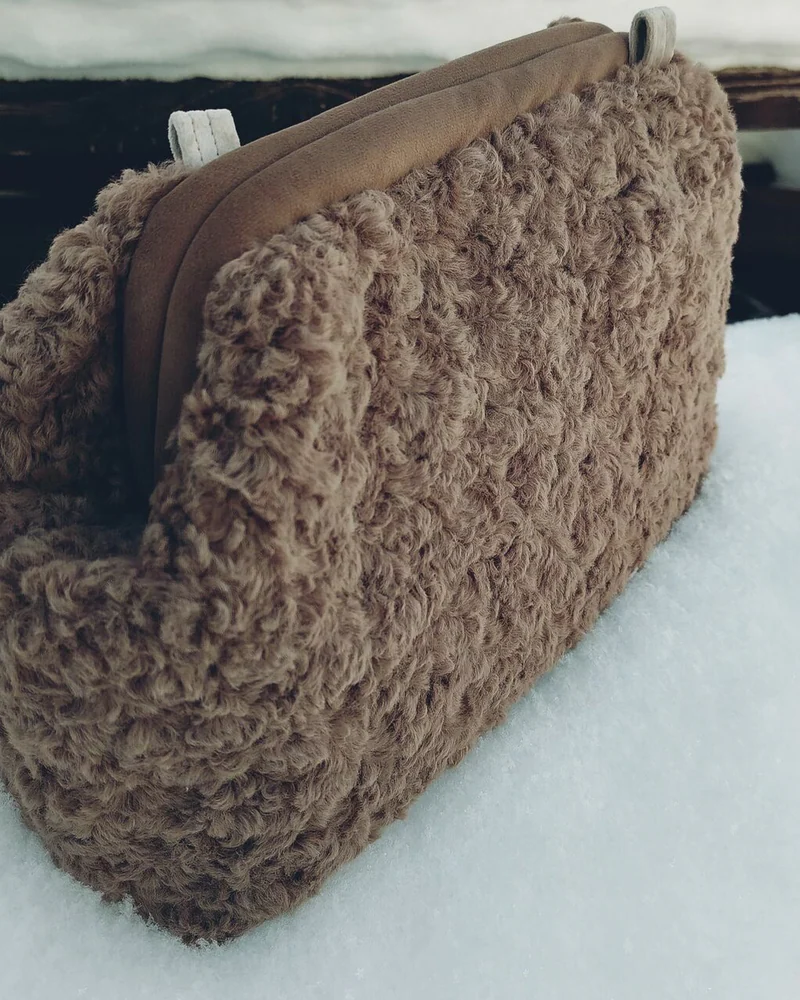 Сумка на фермуаре меховая кучерявая