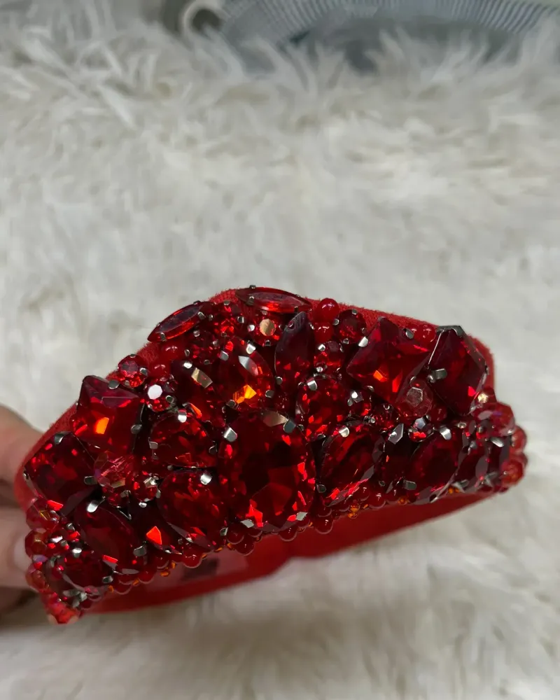 Красный кокошник