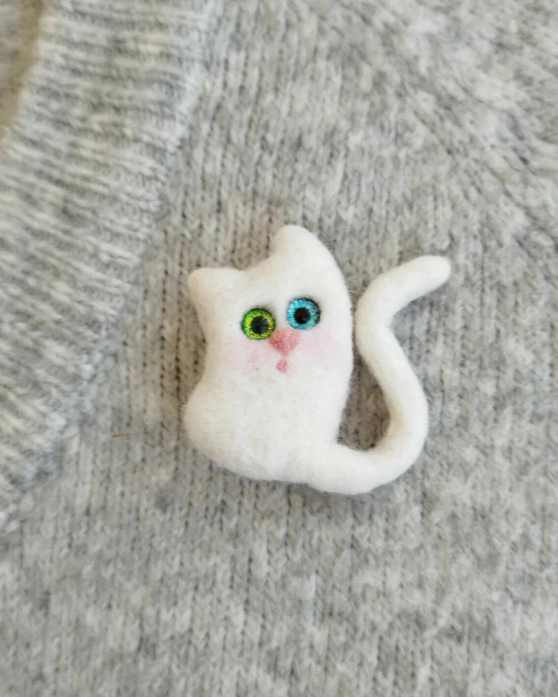 Белый кот, рыжий кот, черная кошка, Брошь-булавка из шерсти