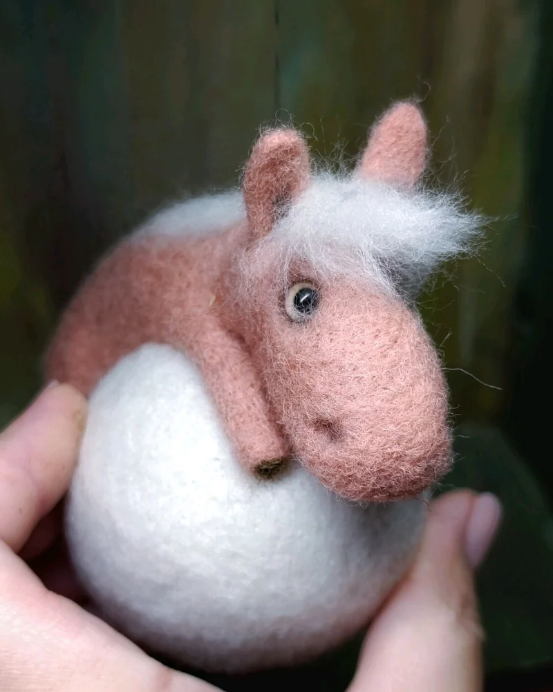 Ёлочная игрушка розовая лошадь на шаре