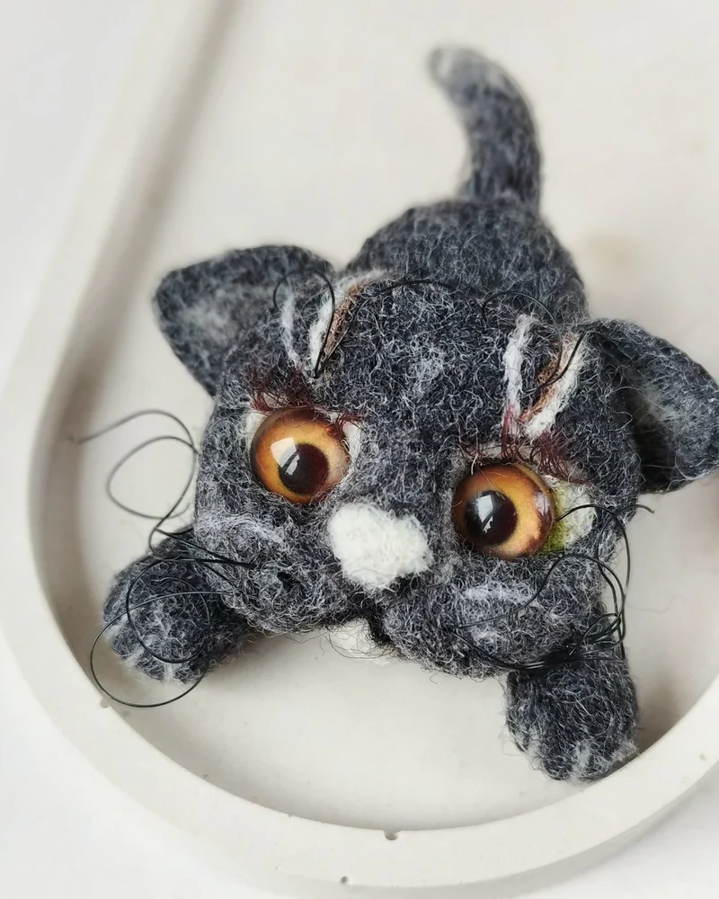 Брошь из шерсти черный кот, брошка валяная, игрушка котик