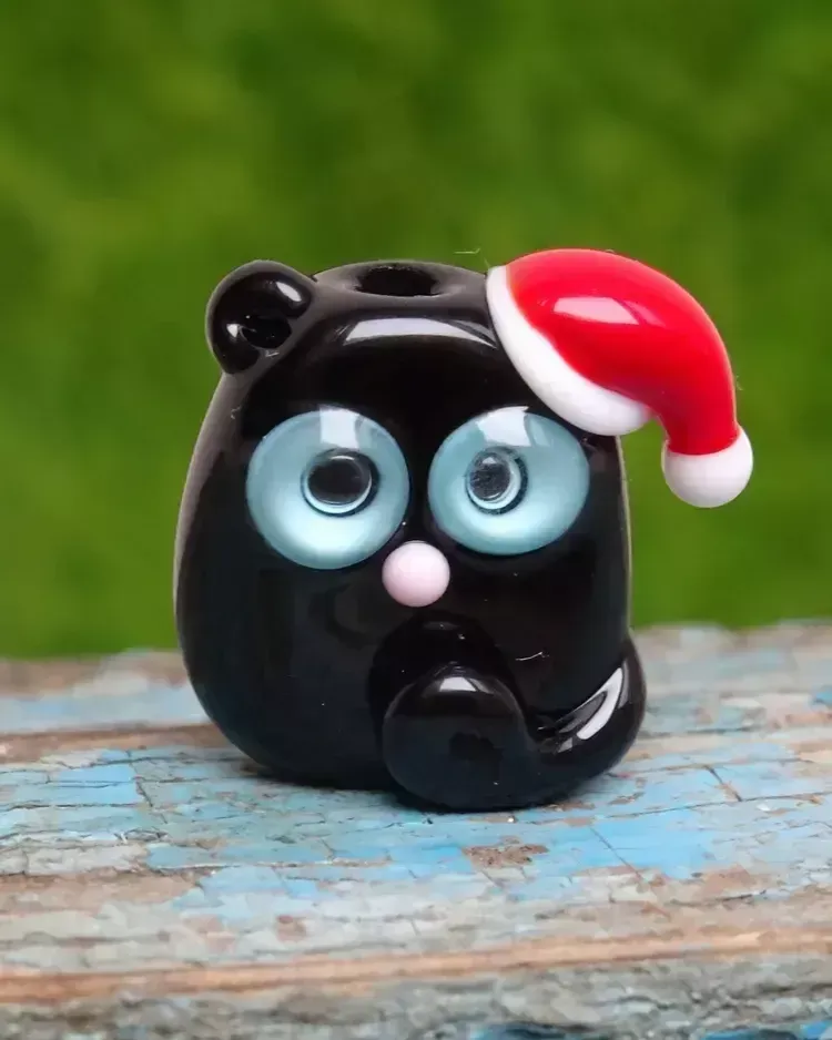 Стеклянная фигурка «Кот в шапке Санты» — Высота 20 мм