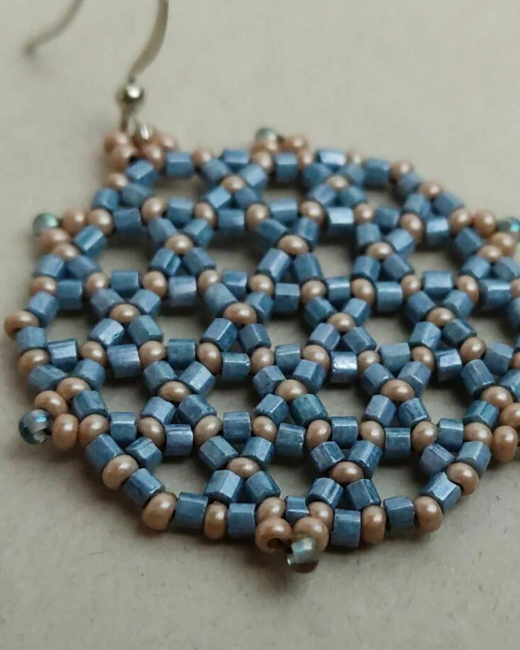 Серьги круглые серые ажурные из бисера