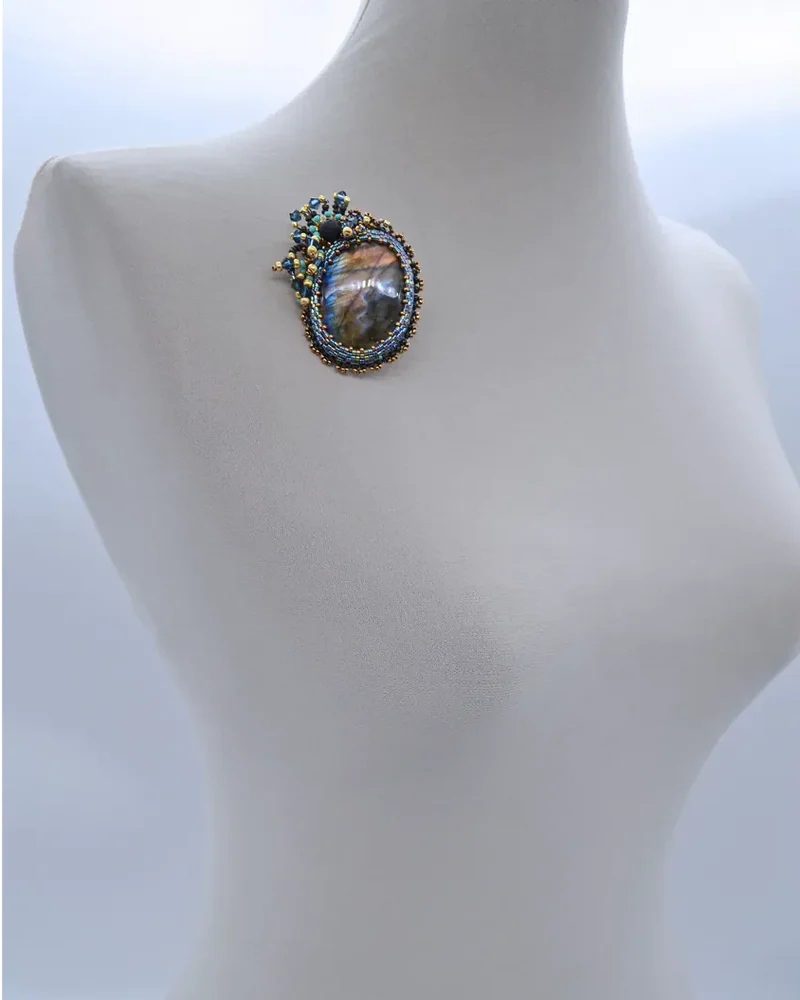 Авторская брошь с лабрадором и Swarovski