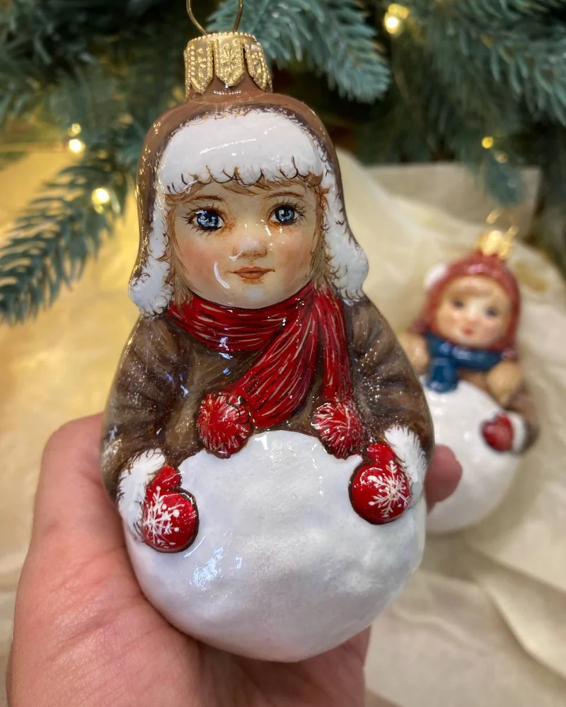 Белая ёлочная игрушка «Мальчик со снежком»